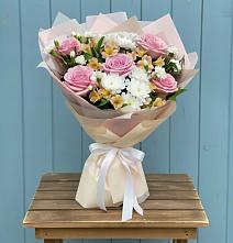 Букет цветов из:  Гвоздики, Орхидеи и Розы в Козмодемьянске