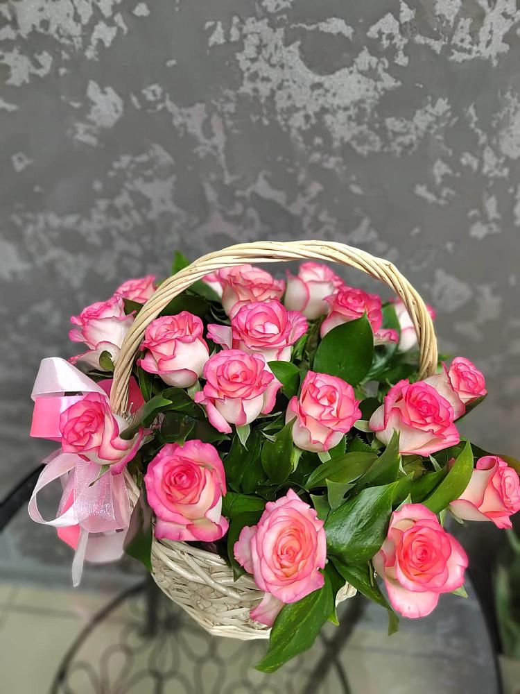 Цветочная композиция из Розы в корзине в Козмодемьянске