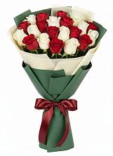 Букет Микс из красных и белых роз в Козмодемьянске