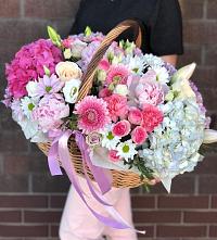 Композиция солнечный день в Козмодемьянске Цветочная композиция из Розы, Хризантемы, Пионы и Лизиантусы в корзине в Козмодемьянске