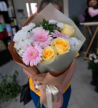 Букет цветов из:  Герберы, Розы и Хризантемы в Козмодемьянске