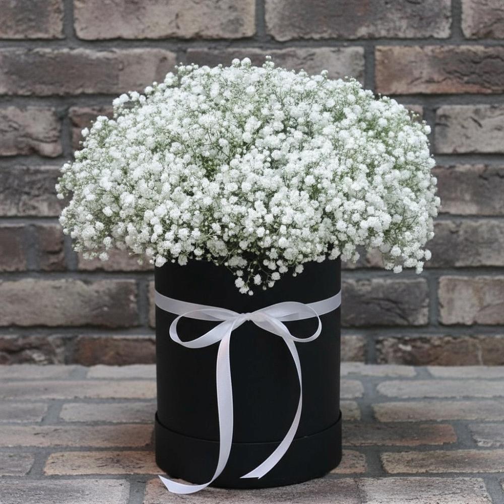 Цветочная композиция из Гипсофила в шляпной коробке в Козмодемьянске