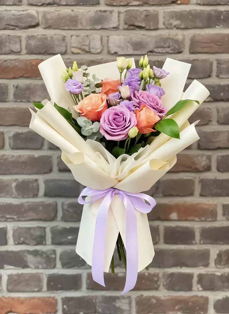 Букет цветов из: Лизиантусы и Розы в Козмодемьянске