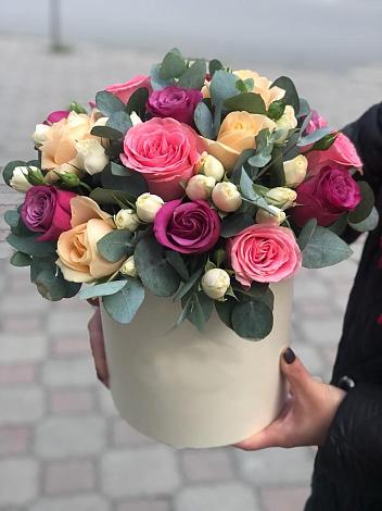 Цветочная композиция из Розы в шляпной коробке в Козмодемьянске