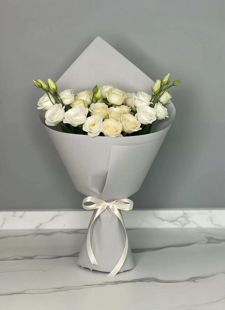 Букет цветов из: Розы и Лизиантусы в Козмодемьянске