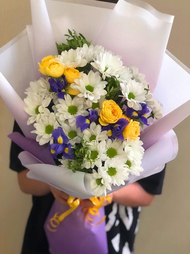 Букет цветов из: Ирисы, Хризантемы и Розы в Козмодемьянске