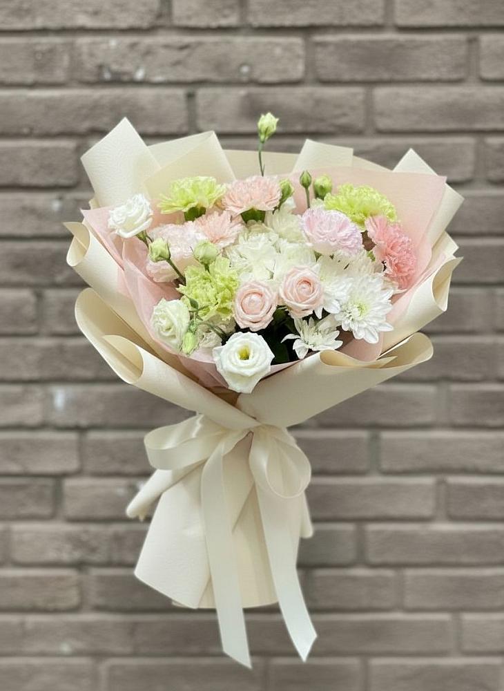 Букет цветов из: Гвоздики, Розы, Лизиантусы и Хризантемы в Козмодемьянске