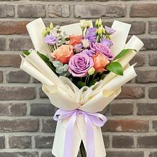 Букет цветов из:  Лизиантусы и Розы в Козмодемьянске