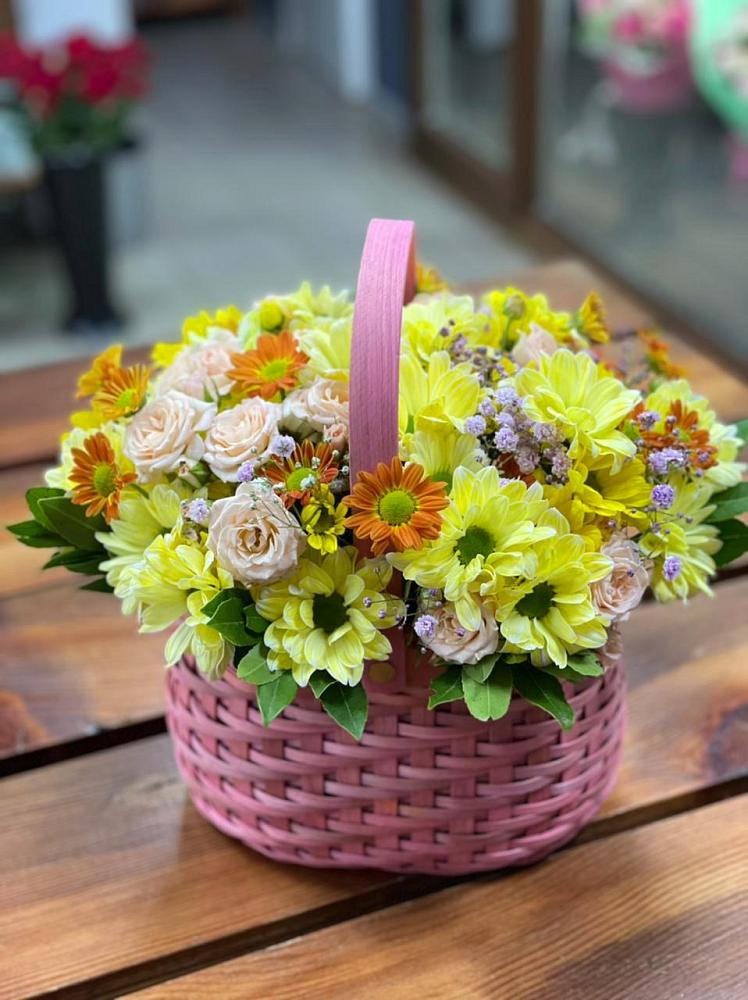 Цветочная композиция из Хризантемы и Розы в корзине в Козмодемьянске