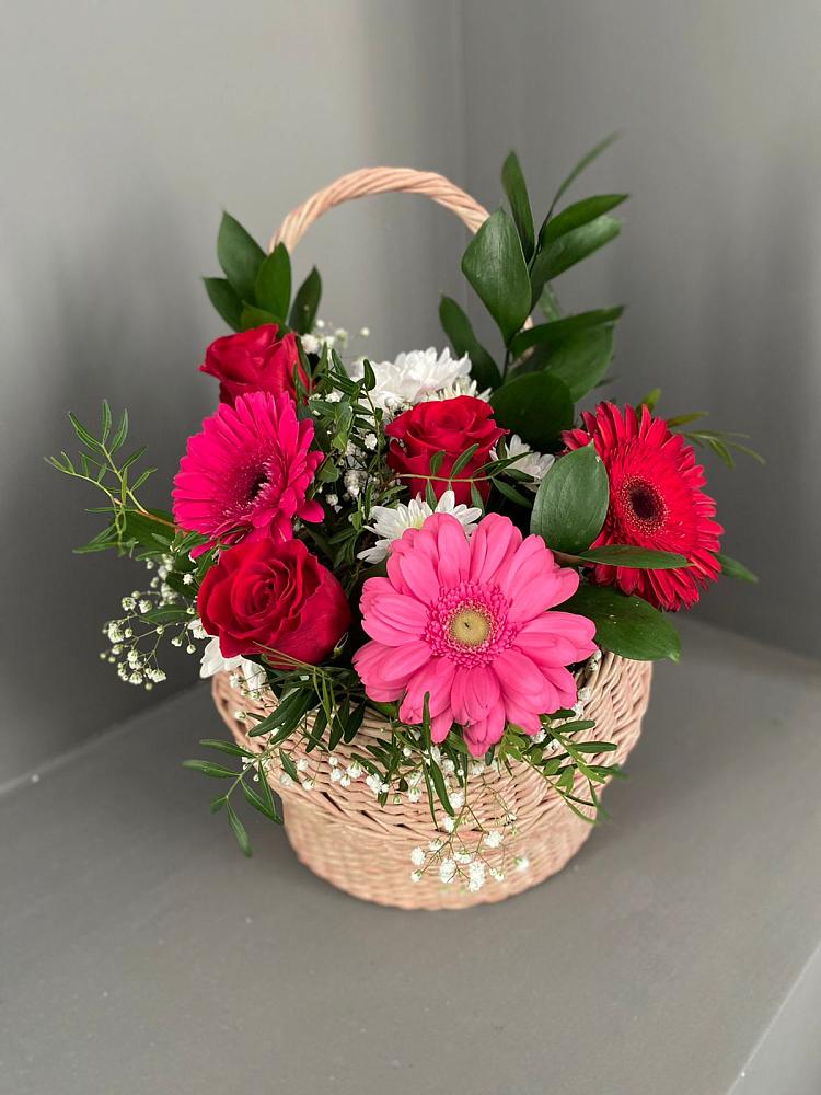 Цветочная композиция из Розы, Хризантемы и Герберы в корзине в Козмодемьянске