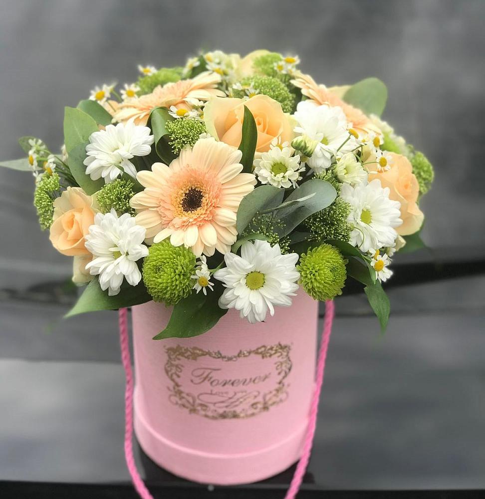 Цветочная композиция из Розы, Герберы и Хризантемы в шляпной коробке в Козмодемьянске