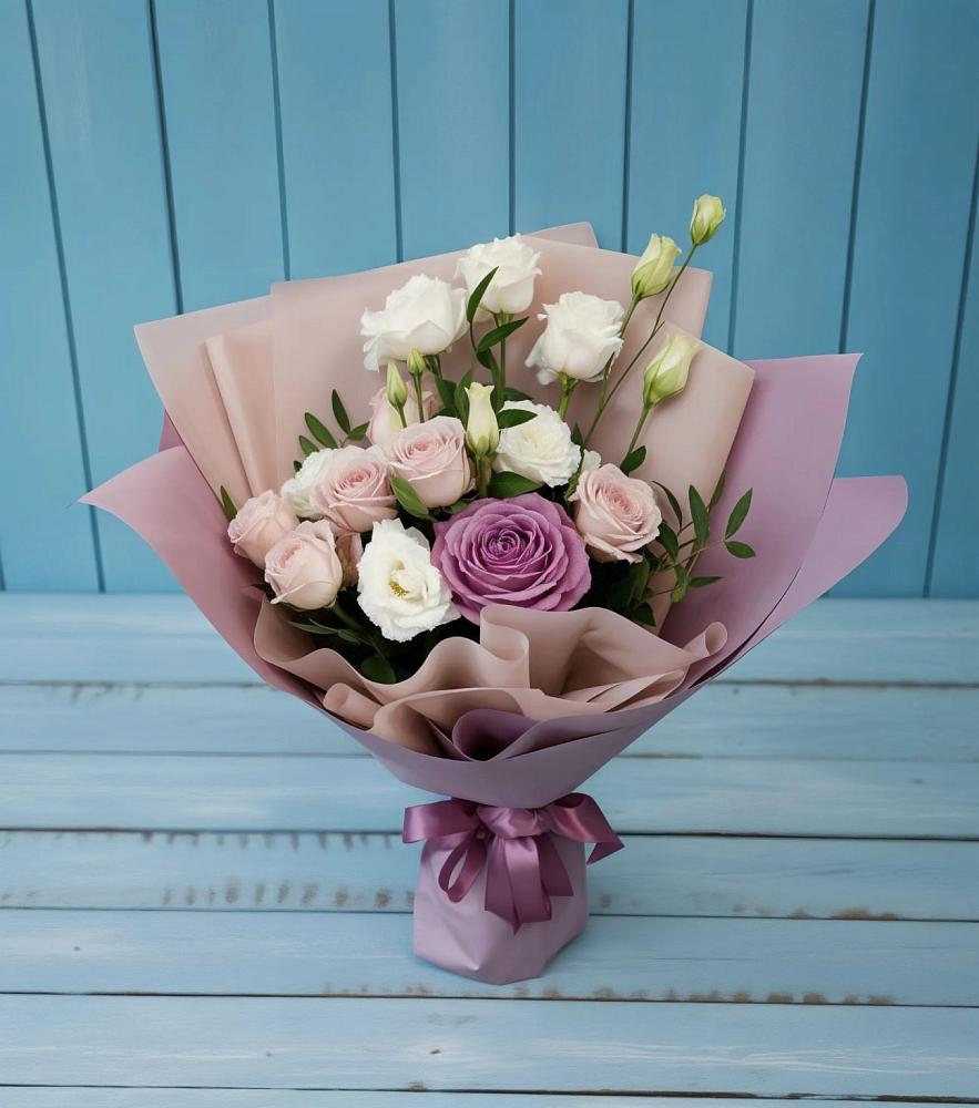 Букет цветов из: Розы и Лизиантусы в Козмодемьянске